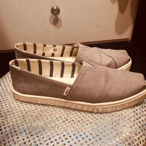 TOMS Size 6.5
Grey Canvas upper
Slip-on with center elastic gore
Round toe